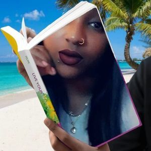 Meet your Posher, Claudia